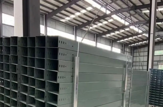 電纜橋架安裝圖片展示，寬度、高度和厚度相關說明